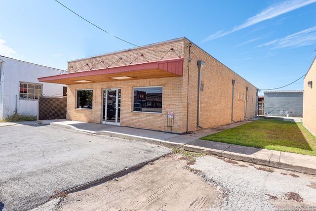 114 S Teel Drive, Devine, TX 78016