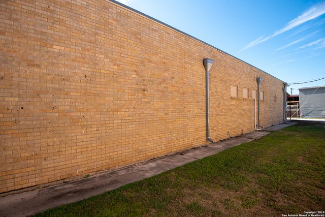 114 S Teel Drive, Devine, TX 78016