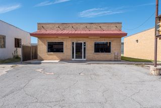 114 S Teel Drive, Devine, TX 78016