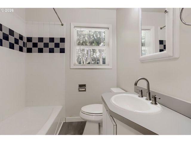 8807 Ne SACRAMENTO St, Portland, OR 97220