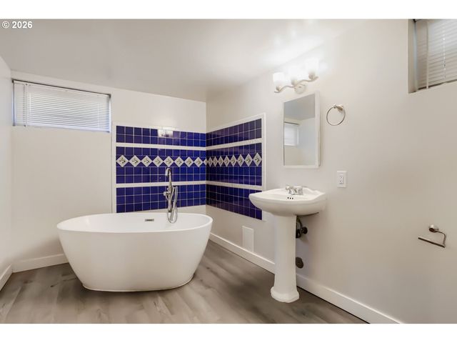 8807 Ne SACRAMENTO St, Portland, OR 97220