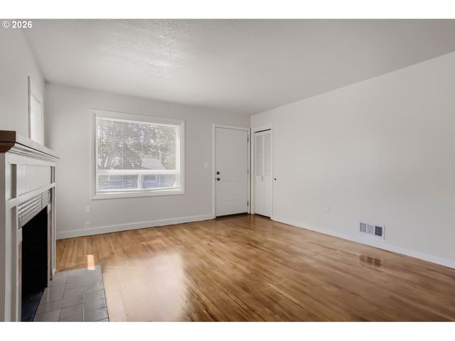 8807 Ne SACRAMENTO St, Portland, OR 97220