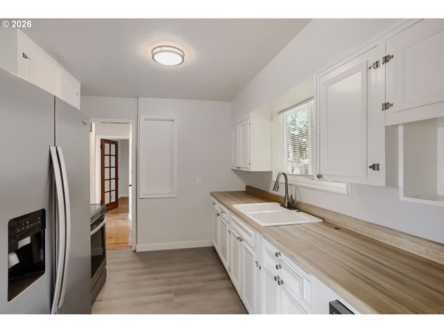 8807 Ne SACRAMENTO St, Portland, OR 97220
