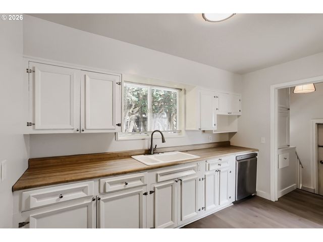 8807 Ne SACRAMENTO St, Portland, OR 97220