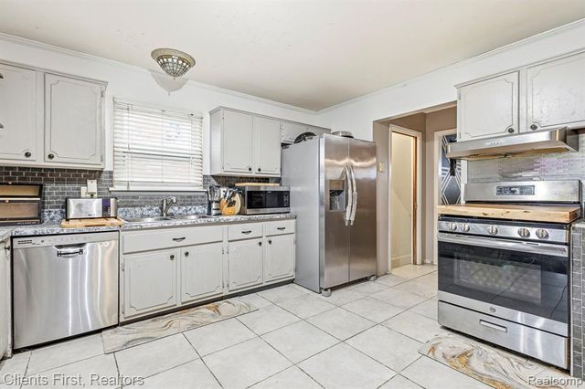 29337 Roan Drive, Warren, MI 48093