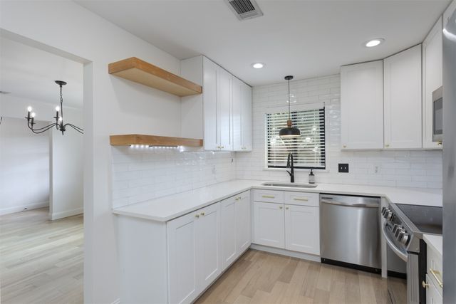 1913 E Branch Hollow Drive, Carrollton, TX 75007