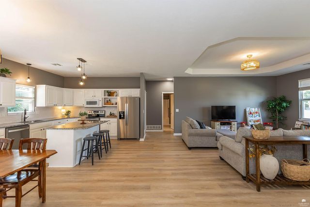 933 Highland Ridge Drive, Manhattan, KS 66503