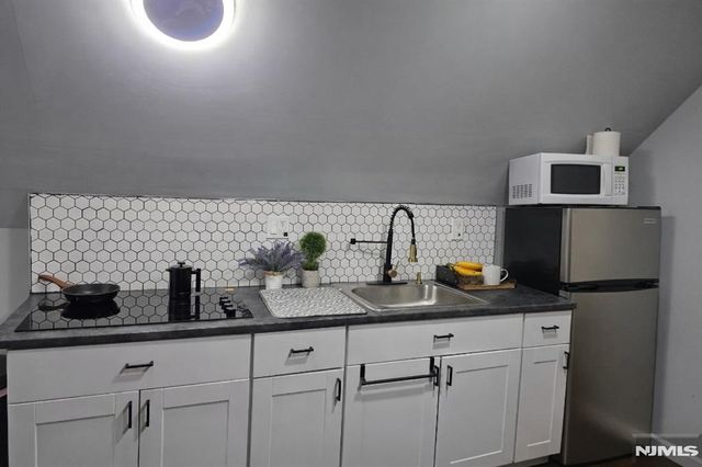 633 Thomas Boulevard, East Orange, NJ 07017