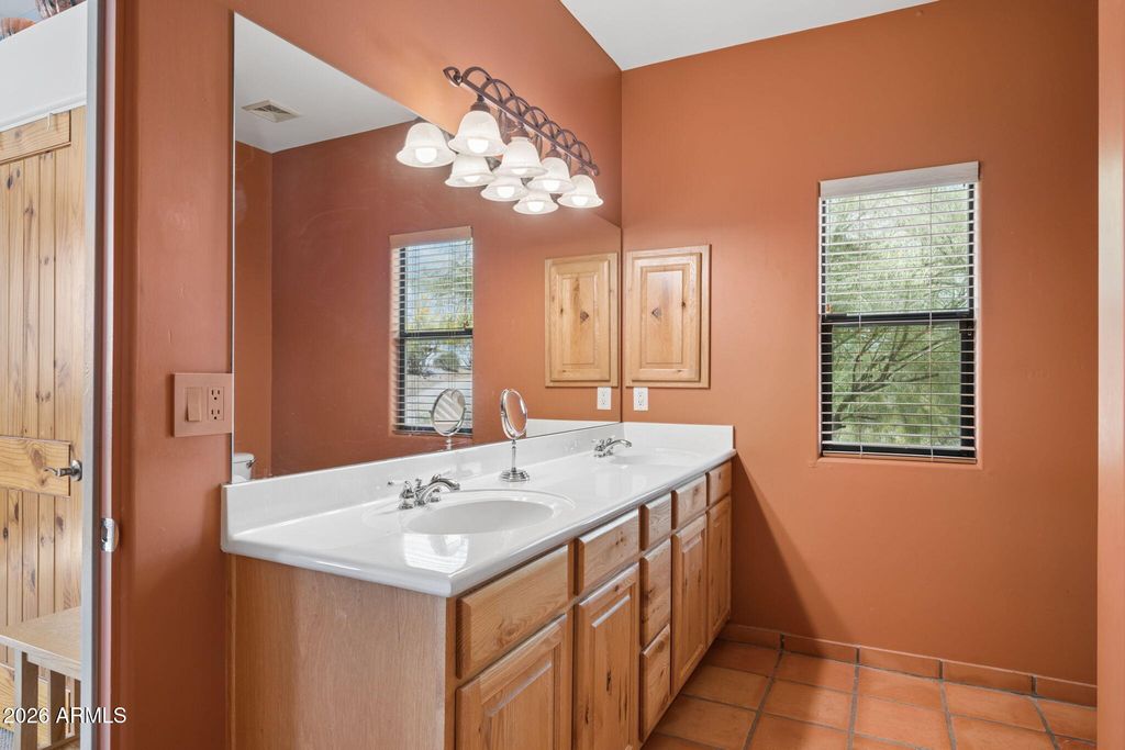 Image 16 of property listing at 39955 N ECHO CANYON Drive, Cave Creek, AZ 85331