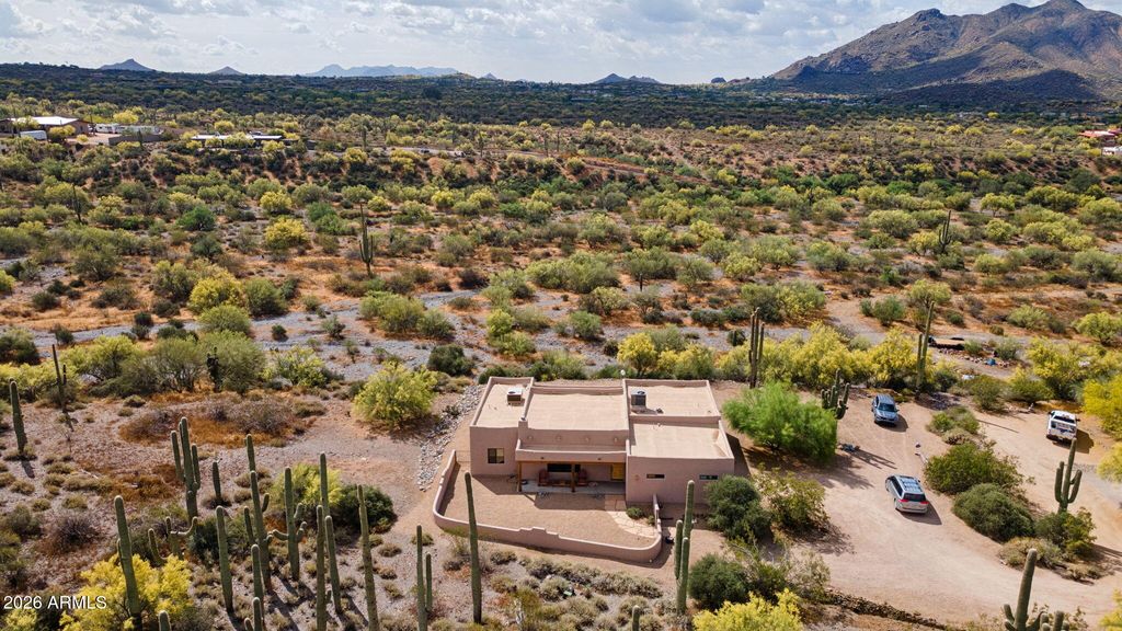 Image 5 of property listing at 39955 N ECHO CANYON Drive, Cave Creek, AZ 85331