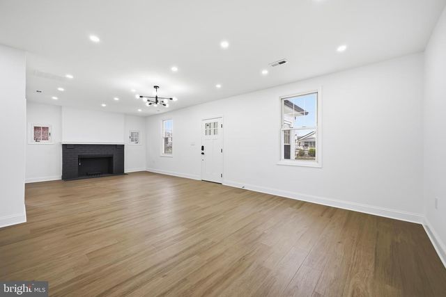 2016 32ND ST SE, Washington, DC 20020