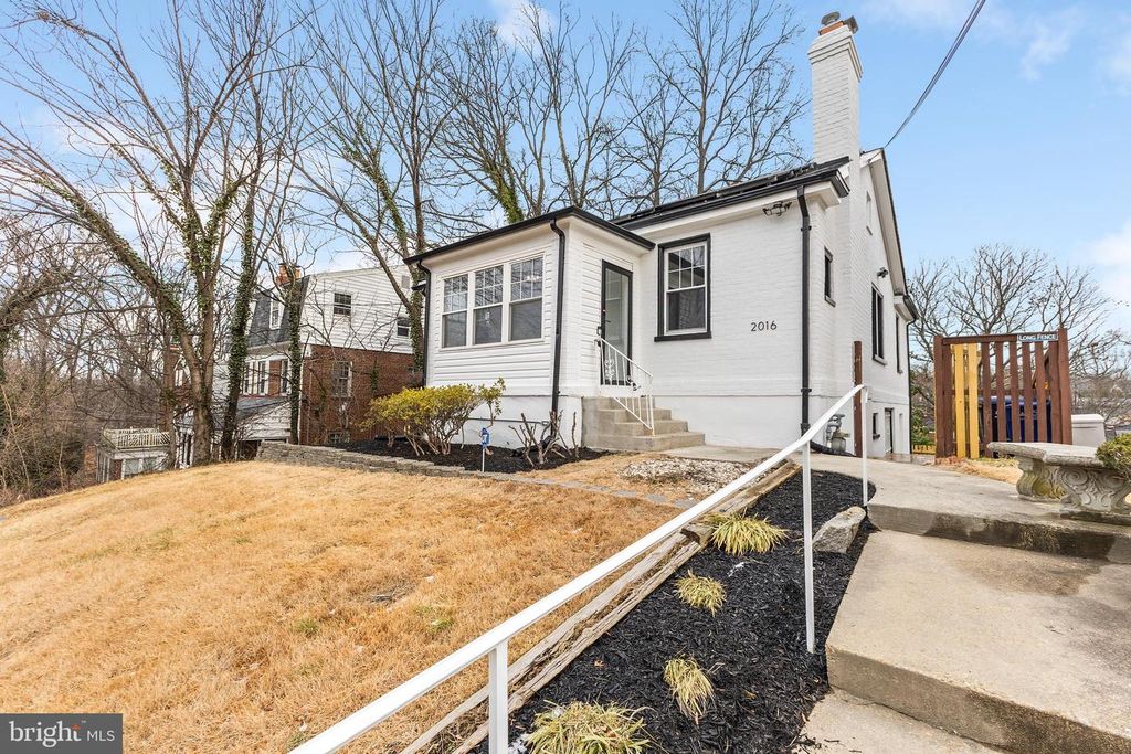 2016 32ND ST SE, Washington, DC 20020