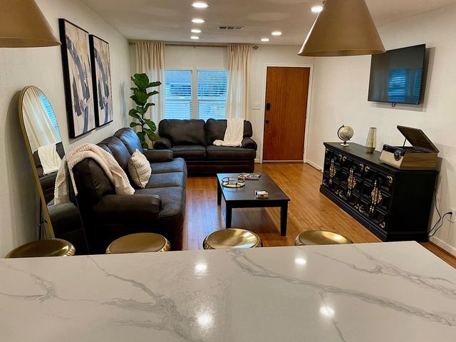 4814 Holloway Drive, Houston, TX 77048