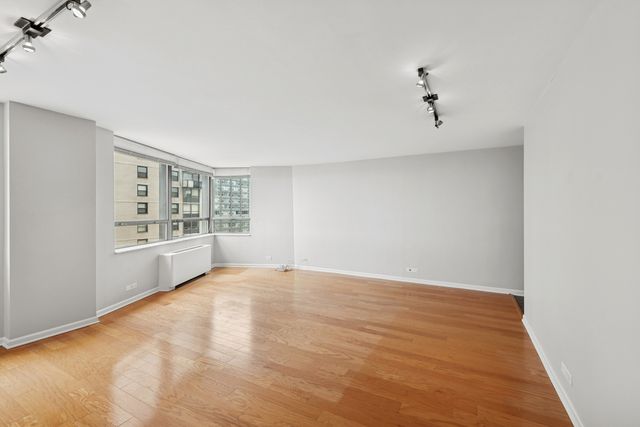 5701 N Sheridan Road 17E, Chicago, IL 60660