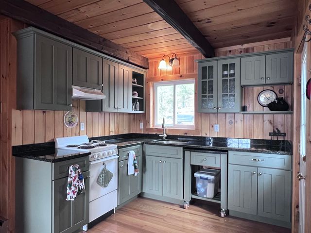 27 Hummingbird Lane, Hillsborough, NH 03244