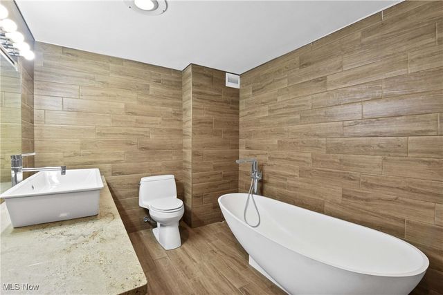 12700 Lake Avenue 806, Lakewood, OH 44107