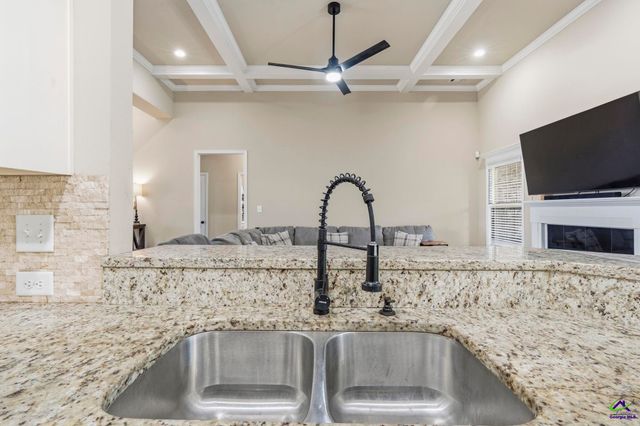 208 Hunts Landing Drive, Kathleen, GA 31047