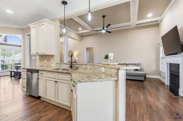 208 Hunts Landing Drive, Kathleen, GA 31047