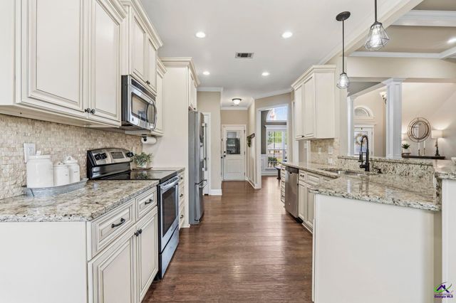 208 Hunts Landing Drive, Kathleen, GA 31047