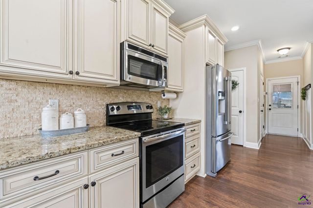 208 Hunts Landing Drive, Kathleen, GA 31047
