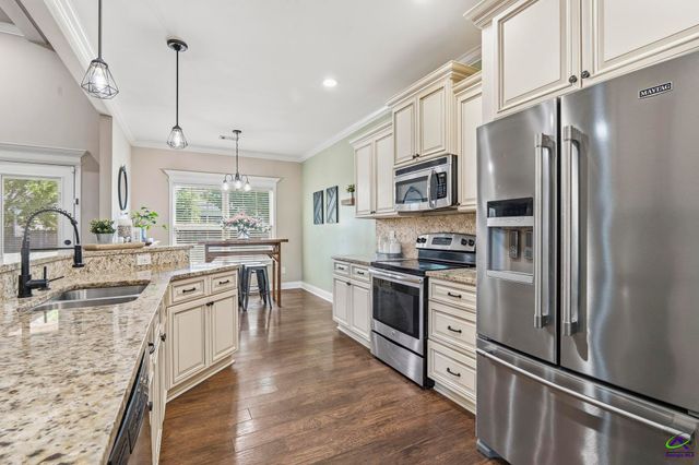 208 Hunts Landing Drive, Kathleen, GA 31047