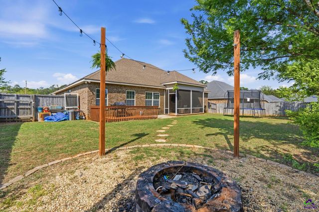 208 Hunts Landing Drive, Kathleen, GA 31047