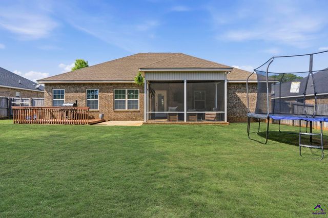 208 Hunts Landing Drive, Kathleen, GA 31047
