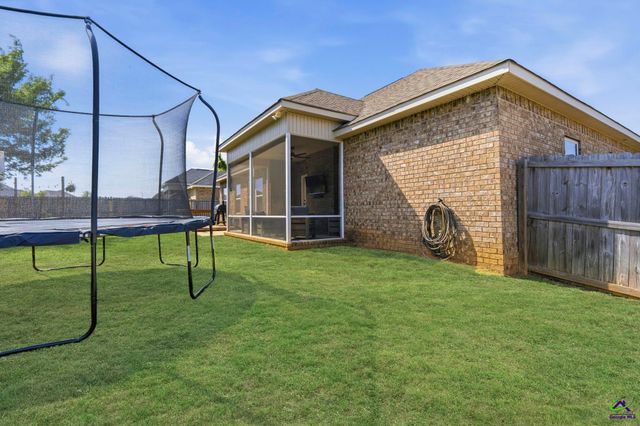 208 Hunts Landing Drive, Kathleen, GA 31047