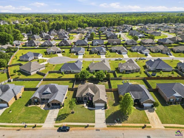 208 Hunts Landing Drive, Kathleen, GA 31047