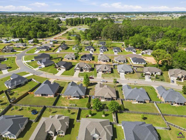 208 Hunts Landing Drive, Kathleen, GA 31047