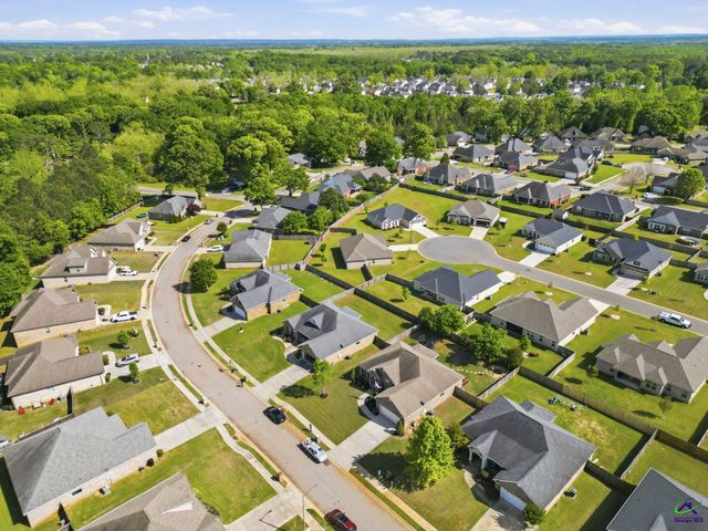 208 Hunts Landing Drive, Kathleen, GA 31047