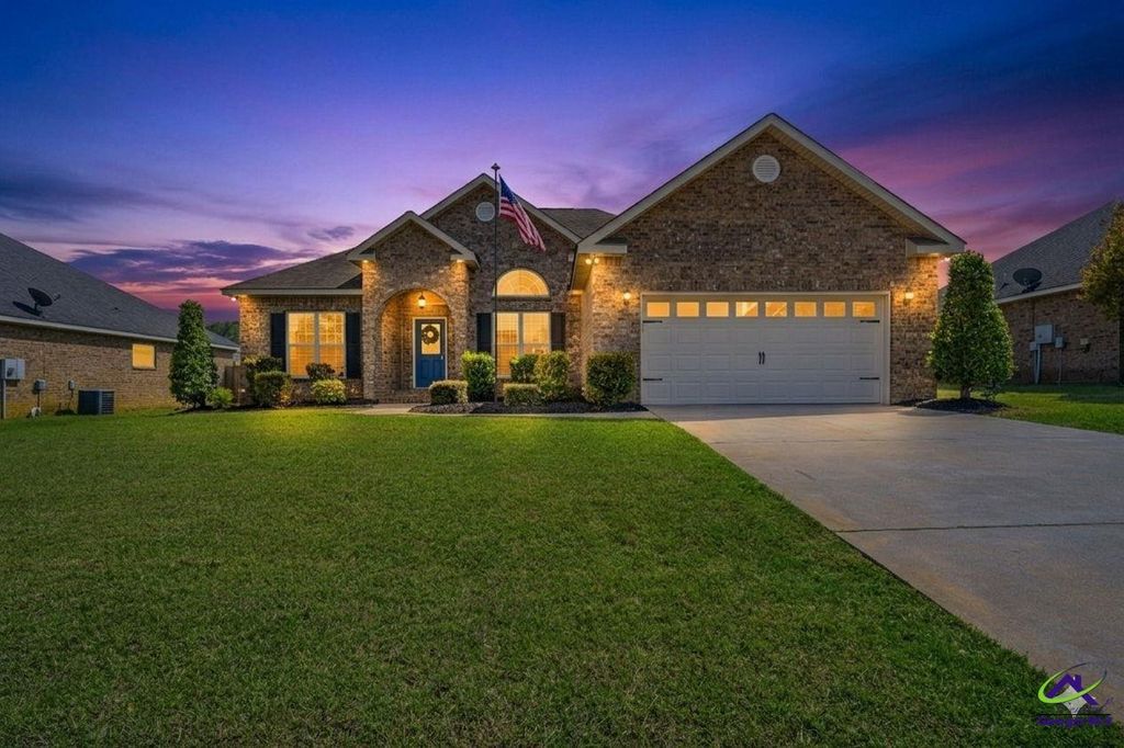 208 Hunts Landing Drive, Kathleen, GA 31047