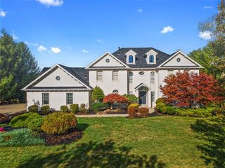106 Gatehouse Dr, Moon/crescent Twp, PA 15108