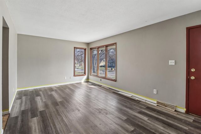 8 E Emma Avenue, Des Moines, IA 50315