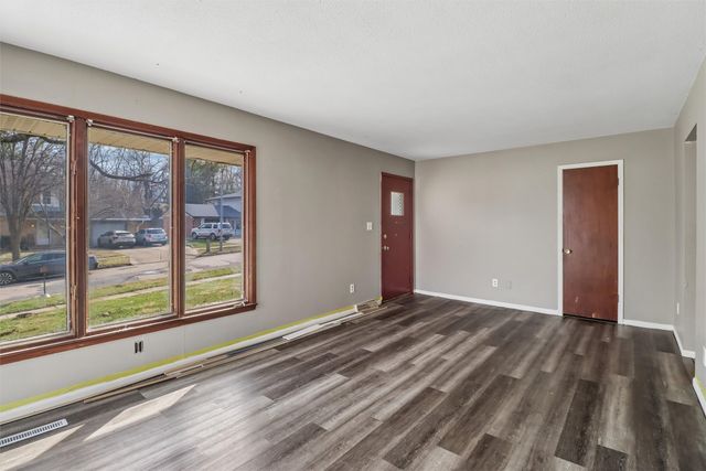 8 E Emma Avenue, Des Moines, IA 50315