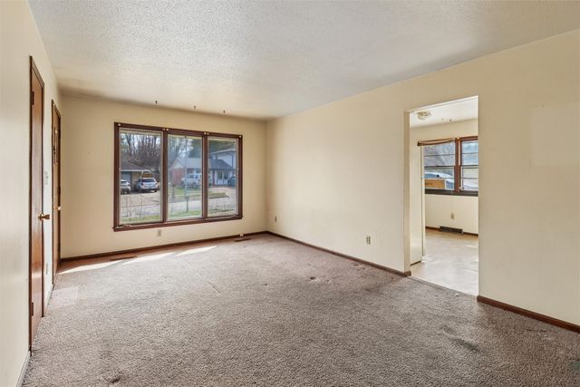 8 E Emma Avenue, Des Moines, IA 50315