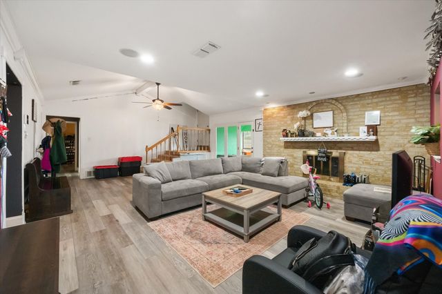 802 Crest Oak Court, Arlington, TX 76012