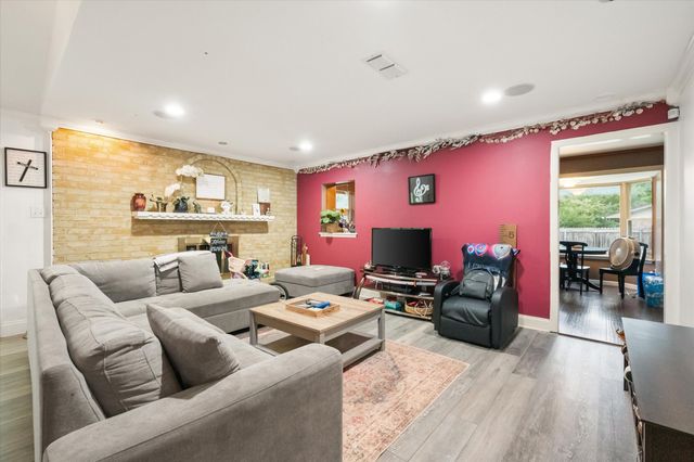 802 Crest Oak Court, Arlington, TX 76012