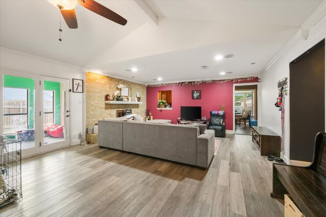 802 Crest Oak Court, Arlington, TX 76012
