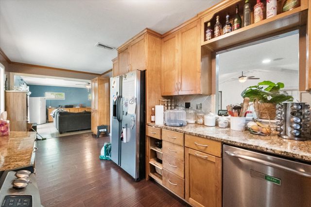 802 Crest Oak Court, Arlington, TX 76012