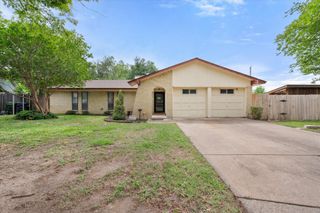 802 Crest Oak Court, Arlington, TX 76012