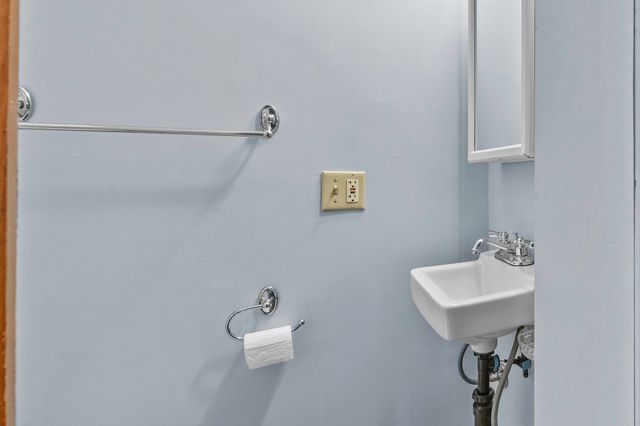 66 Nonotuck St, Holyoke, MA 01040