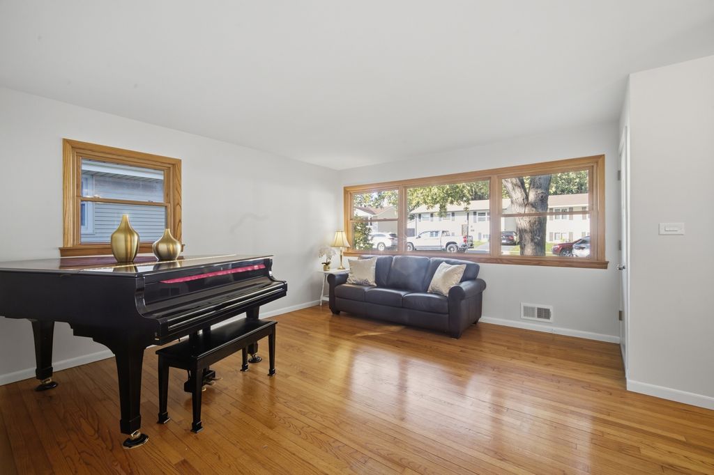 63 N Prairie Avenue, Mundelein, IL 60060 — photo 2