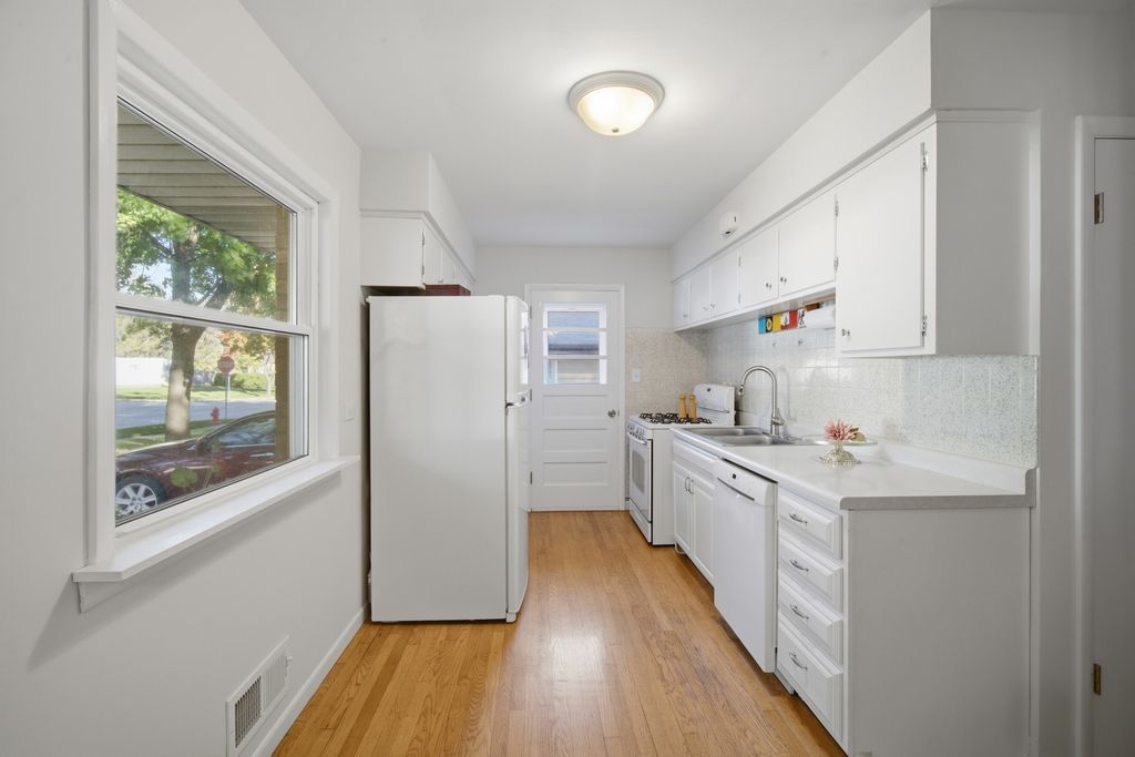 63 N Prairie Avenue, Mundelein, IL 60060 — photo 4
