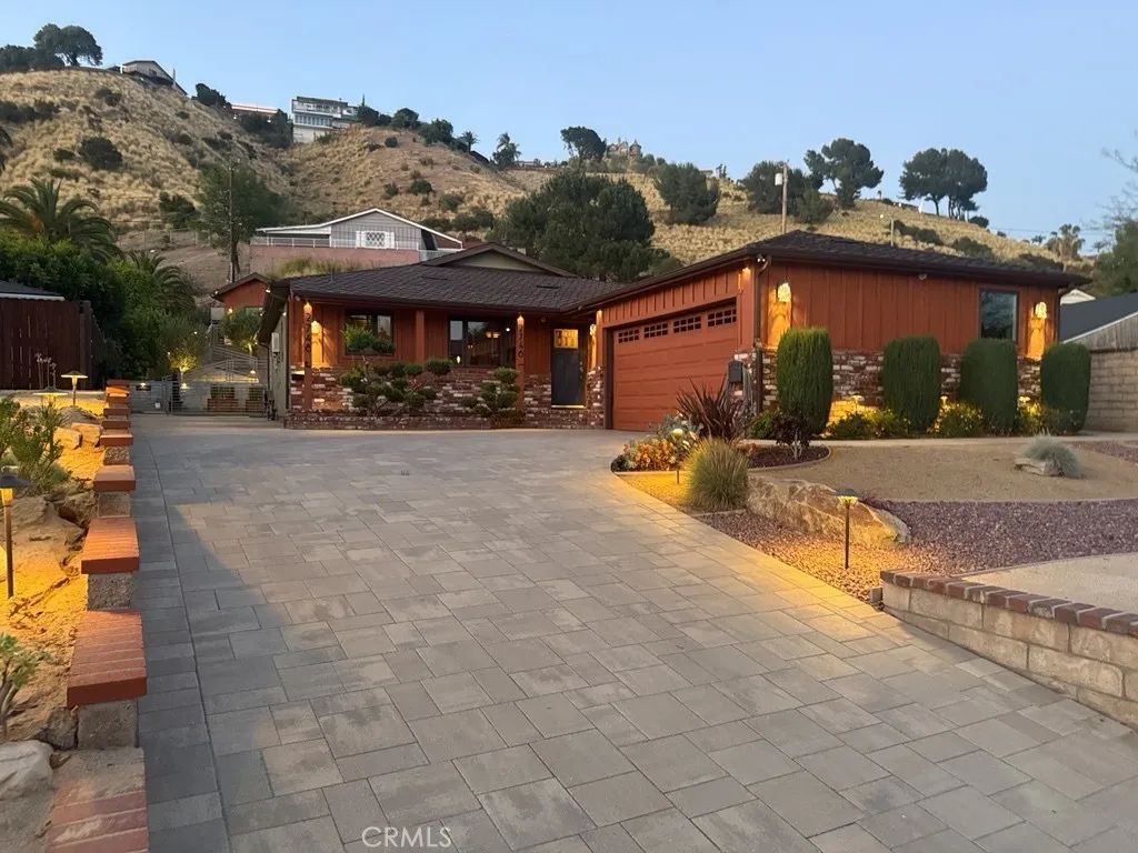 2746 N Kenneth Road North, Burbank, CA 91504