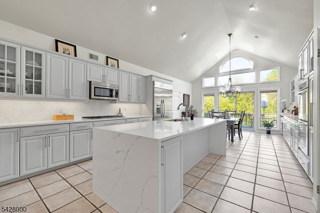 17 Elmwood Dr, Warren Twp., NJ 07059