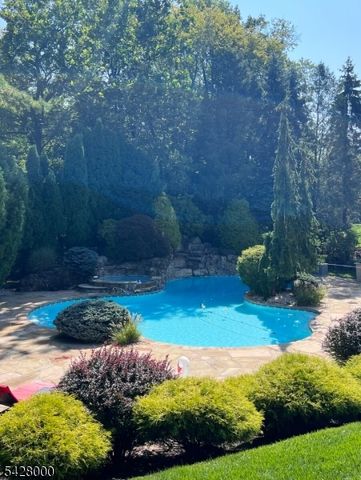 17 Elmwood Dr, Warren Twp., NJ 07059