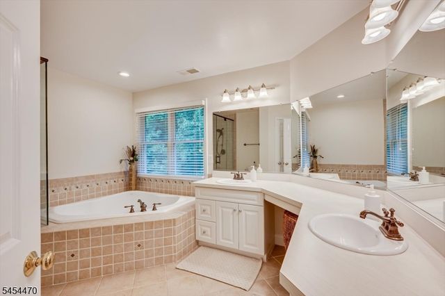 2 Jupiter Hills Ct, Montgomery Twp., NJ 08558