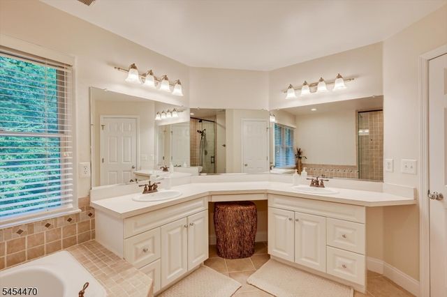 2 Jupiter Hills Ct, Montgomery Twp., NJ 08558