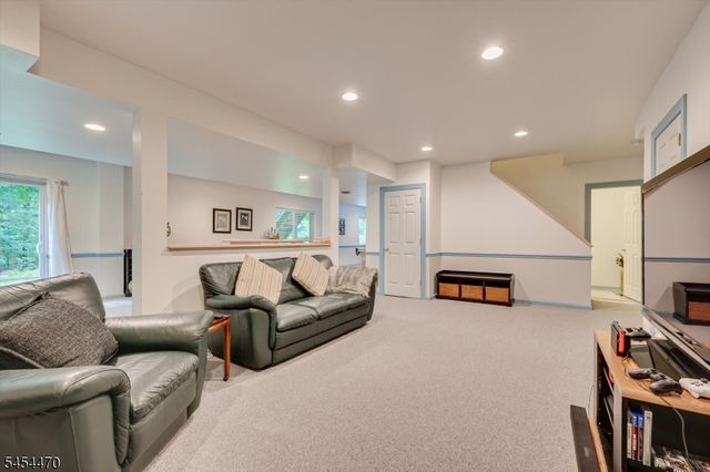 2 Jupiter Hills Ct, Montgomery Twp., NJ 08558